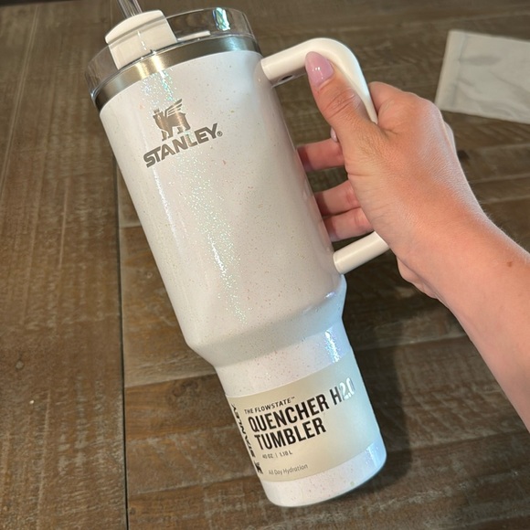 Stanley Target Exclusive H2.0 Pearl Flow State Quencher Tumbler 40 Oz white - Picture 1 of 6